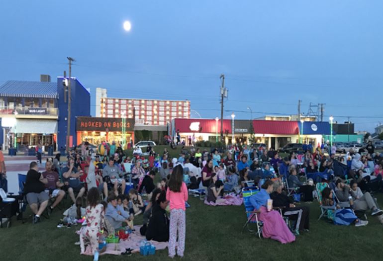 Image: Movies in the Plaza Wildwood