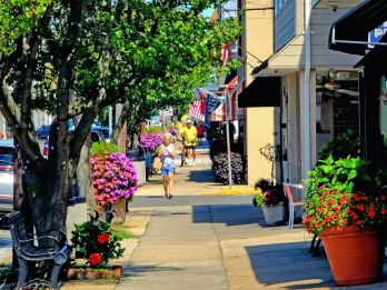Folks shopping in Stone Harbor, NJ